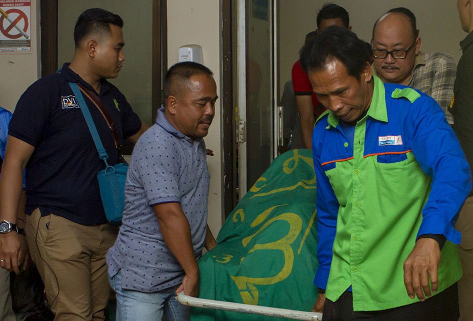 Petugas membawa jenazah korban kecelakaan beruntun Tol Cipularang KM 92 di RS MH Thamrin, Purwakarta, Jawa Barat, Senin (2/9/2019). Kecelakaan tersebut melibatkan sekitar 20 kendaraan yang mengakibatkan korban 25 orang luka ringan, empat orang luka berat dan delapan orang meninggal dunia.