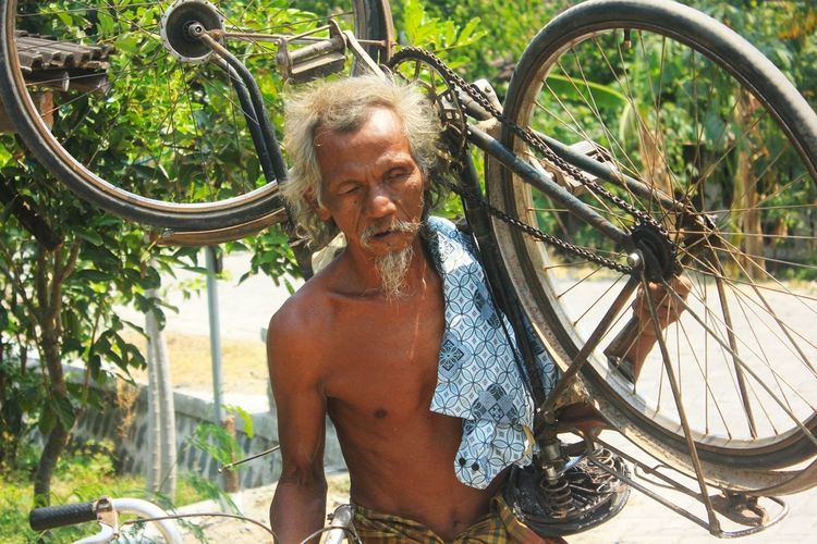 Hingga sekarang Mbah Wardi bekerja sebagai penjual rongsokan dan barang elektronik bekas