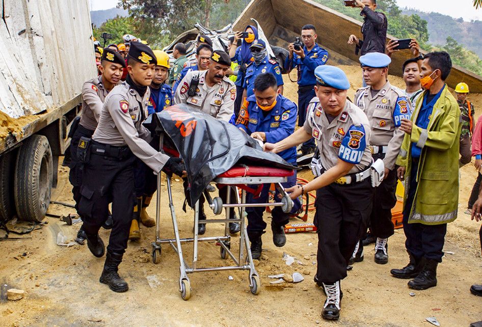 Petugas mengevakuasi salah satu korban kecelakaan beruntun di Tol Cipularang KM 92 Purwakarta, Jawa Barat, Senin (2/9/2019). Kecelakaan tersebut melibatkan sekitar 20 kendaraan yang mengakibatkan korban 25 orang luka ringan, empat orang luka berat dan delapan orang meninggal dunia.