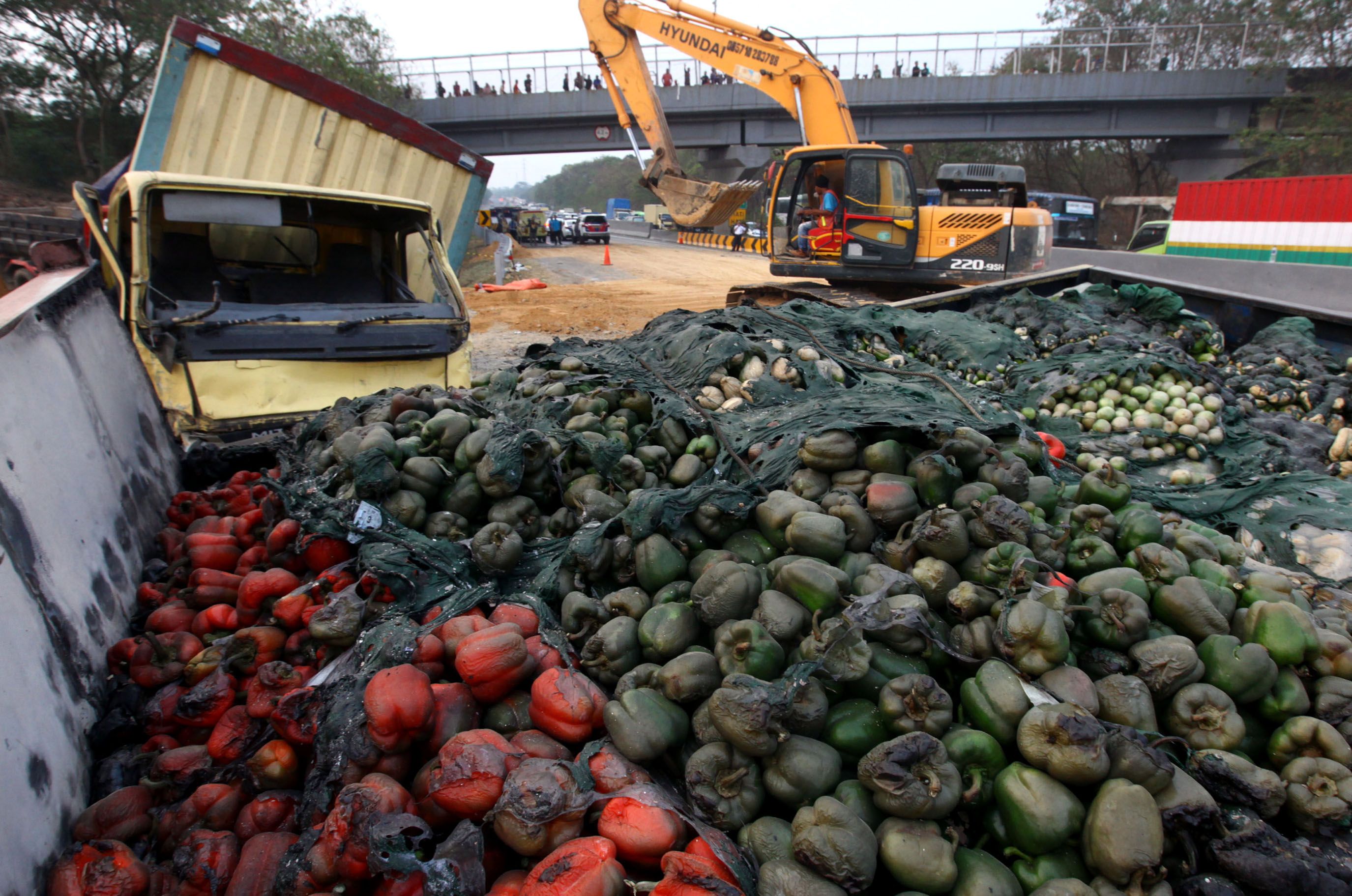 Salah satu kendaraan hangus terbakar bersama buah-buahan yang diangkutnya pascatabrakan beruntun di Tol Cipularang KM 91, Kabupaten Purwakarta, Jawa Barat, Senin (2/9/2019). Tabrakan beruntun yang melibatkan 21 kendaraan tersebut mengakibatkan delapan orang meninggal dunia dan sejumlah orang lainnya