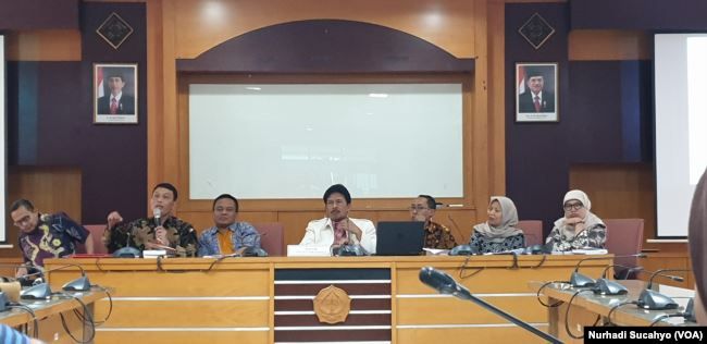 Rektor Universitas Islam Negeri Sunan Kalijaga Yudian Wahdyudi (tengah), promotor, dan dosen penguji menjawab berbagai pertanyaan seputar disertasi Abdul Azis, di Yogyakarta, Jumat, 30 Agustus 2019. 