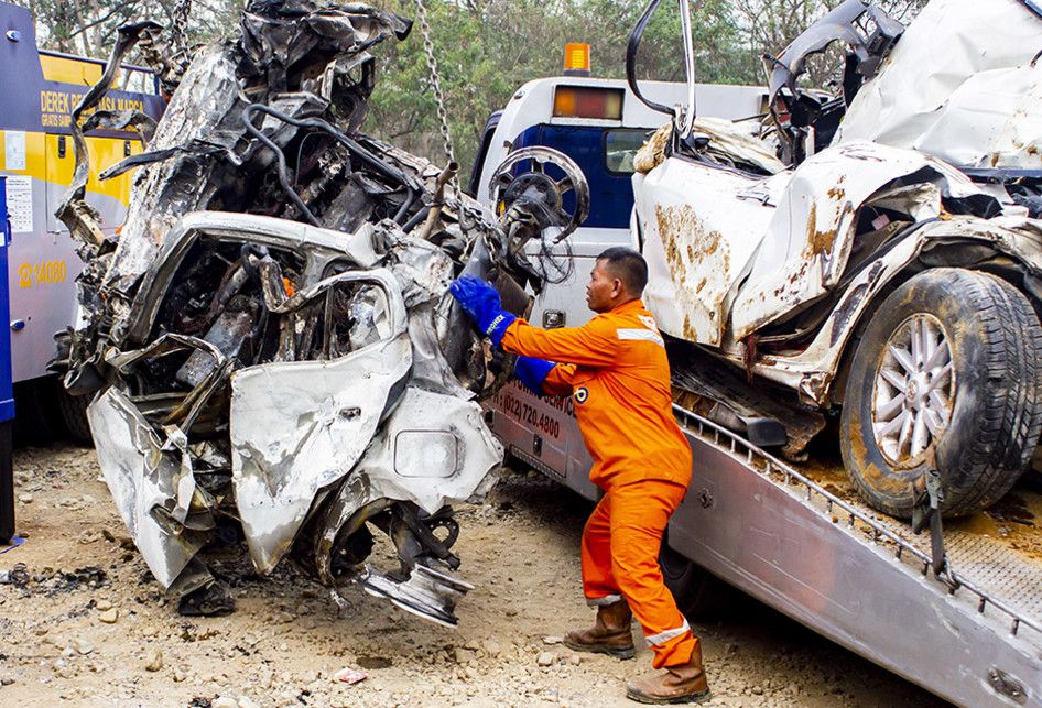 Petugas mengevakuasi sejumlah kendaraan yang terlibat pada kecelakaan beruntun di Tol Cipularang KM 92 Purwakarta, Jawa Barat, Senin (2/9/2019). Kecelakaan tersebut melibatkan sekitar 20 kendaraan yang mengakibatkan korban 25 orang luka ringan, empat orang luka berat dan delapan orang meninggal duni