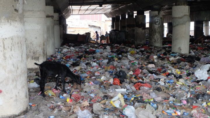 Timbunan sampah kembali muncul di kolong tol Wiyoto Wiyono di RW 008 Kelurahan Papanggo, Kecamatan Tanjung Priok, Jakarta Utara, seperti terpantau pada Selasa (15/1/2019). 
