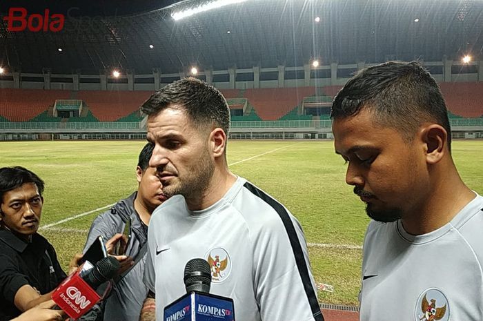 Pelatih timnas Indonesia, Simon McMenemy menjawab pertanyaan wartawan seusai laga uji coba kontra Persika Karawang, di Stadion Pakansari, Kabupaten Bogor, Minggu (25/8/2019)