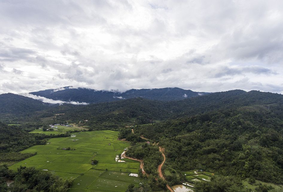 Foto dirilis Selasa (2/9/2019), memperlihatkan suasana pegunungan dan hamparan sawah di Desa Long Midang, Krayan, Kabupaten Nunukan, Kalimantan Utara. Walapun di dataran tinggi, masyarakat Dayak Lundayeh di Krayan mampu mengolah garam dengan hasil kualitas sangat baik dari ketinggian 900 meter di at