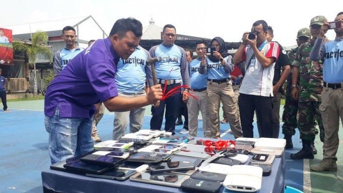 Narapidana yang menghancurkan ponsel sitaan di Lapas Jelengkong (1/3/2019)