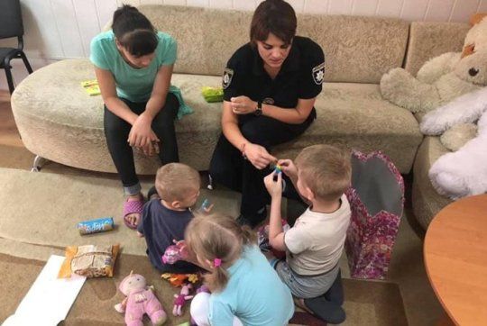 Anak-anak yang diadopsi oleh Zhitnik kini tengah menjalani rehabilitasi di pusat rehabilitasi anak-anak.