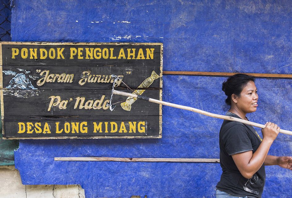 Foto dirilis Selasa (2/9/2019), memperlihatkan seorang perempuan melintas di depan pondok pengolahan garam gunung, Desa Long Midang, Krayan, Nunukan, Kalimantan Utara. Walapun di dataran tinggi, masyarakat Dayak Lundayeh di Krayan mampu mengolah garam dengan hasil kualitas sangat baik dari ketinggia