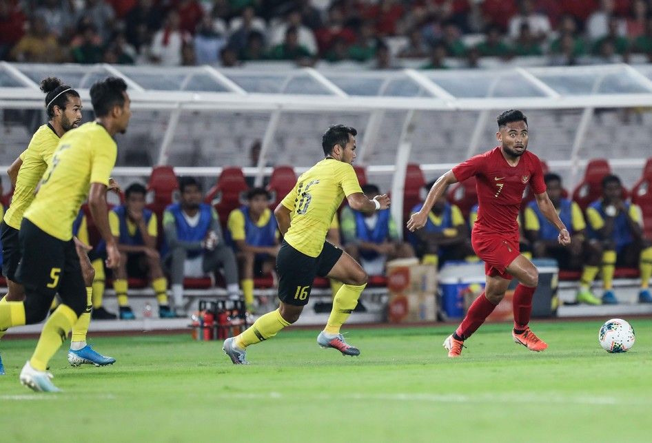 Pesepak bola timnas Indonesia, Saddil Ramdani berebut bola dengan pesepak bola timnas Malaysia saat pertandingan Kualifikasi Piala Dunia 2022 Grup G Zona Asia di Stadion Gelora Bung Karno, Senayan, Jakarta, Kamis (5/9/2019). Tim nasional Indonesia menelan kekalahan dari Malaysia dengan skor 2-3.