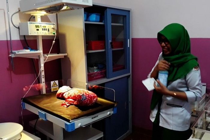 Bayi yang ditemukan di bawah kolong rumah warga di jalan.Peda-peda RT 02 RW 01, Kelurahan Ponjalae, Kecamatan Wara Timur, Kota Palopo, Sulawesi Selatan, Kamis (05/09/2019) dini hari tadi, kini dirawat di rumah sakit ST Madyang, 