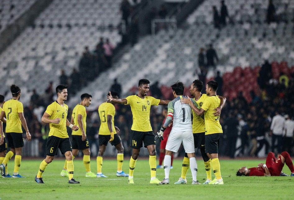 Pesepak bola timnas Malaysia melakukan selebrasi kemenangan saat pertandingan Kualifikasi Piala Dunia 2022 Grup G Zona Asia di Stadion Gelora Bung Karno, Senayan, Jakarta, Kamis (5/9/2019). Tim nasional Indonesia menelan kekalahan dari Malaysia dengan skor 2-3.