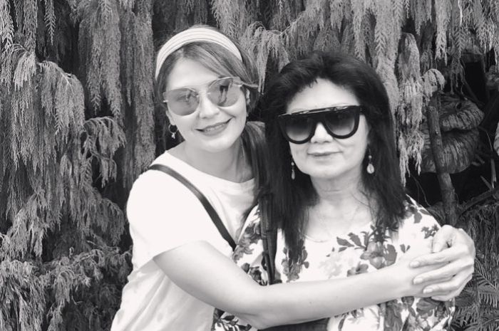 Tamara Bleszynski memeluk ibunya Farida Gasik