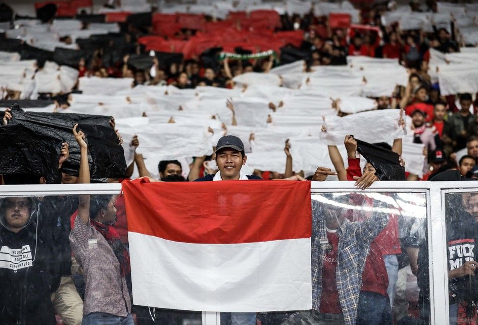 Pendukung Timnas Indonesia memberikan dukungan saat pertandingan Kualifikasi Piala Dunia 2022 Grup G Zona Asia di Stadion Gelora Bung Karno, Senayan, Jakarta, Kamis (5/9/2019). Tim nasional Indonesia menelan kekalahan dari Malaysia dengan skor 2-3.