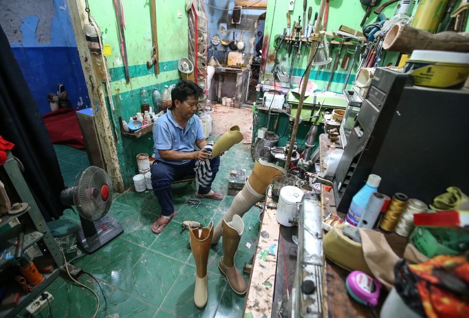 Ali Saga menyelesaikan pembuatan kaki palsu di Sanggar Organ Prosthetic di Tangerang, Banten, Kamis (5/9/2019). 