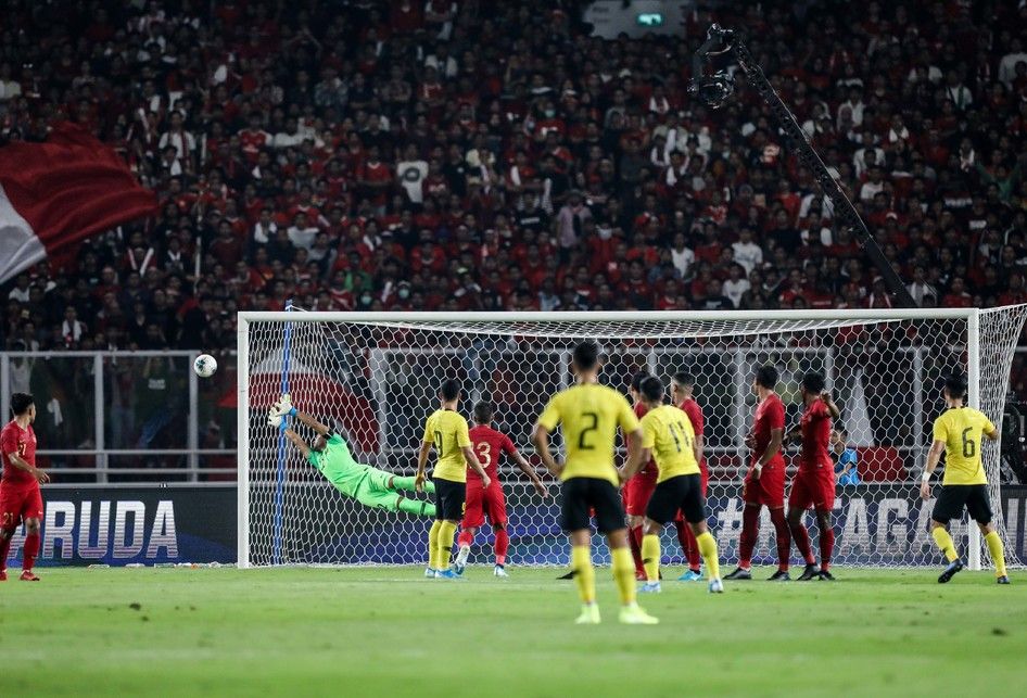 Pesepak bola timnas Malaysia melakukan tendangan ke arah timnas Indonesia saat pertandingan Kualifikasi Piala Dunia 2022 Grup G Zona Asia di Stadion Gelora Bung Karno, Senayan, Jakarta, Kamis (5/9/2019). Tim nasional Indonesia menelan kekalahan dari Malaysia dengan skor 2-3.