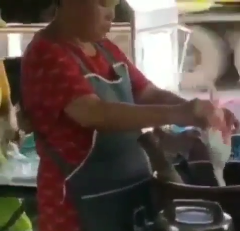 Seorang penjual makanan Thailand menaruh MSG dengan jumlah yang luar biasa.