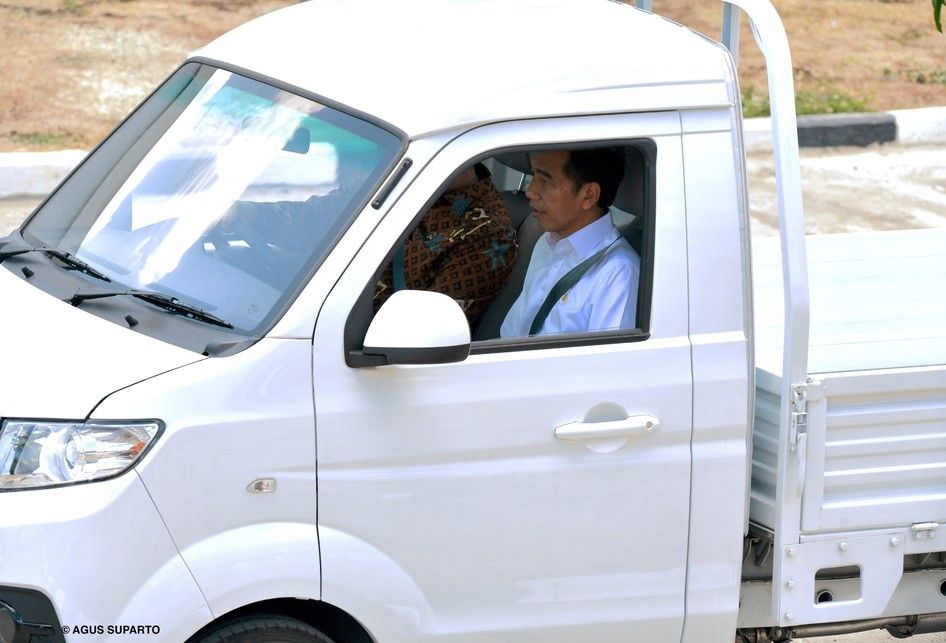 Presiden Joko Widodo menaiki salah satu produk mobil yang diluncurkan bersamaan dengan peresmian pabrik mobil Esemka milik PT Solo Manufaktur Kreasi, di Sambi-Boyolali, Jawa Tengah, Jumat (6/9/2019) siang.