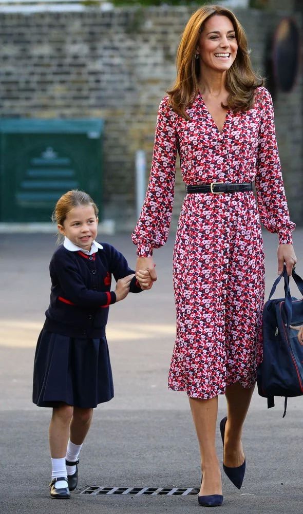 Kate Middleton saat mengantarkan Putri Charlotte di hari pertamanya bersekolah.