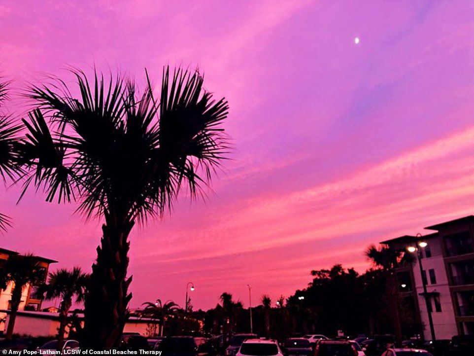 langit berubah dari abu gelap menjadi oranye kemudian ungu setelah Badai Dorian di Florida