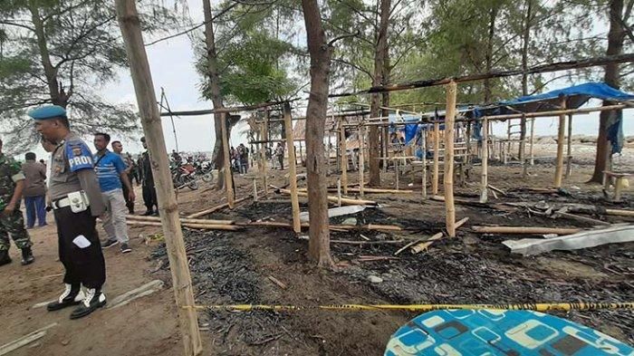 Polisi masih melakukan pengamanan di lokasi kios dibakar di objek wisata Mantak Tari, Kecamatan Simpang Tiga, Pidie, Minggu (8/9/2019).
