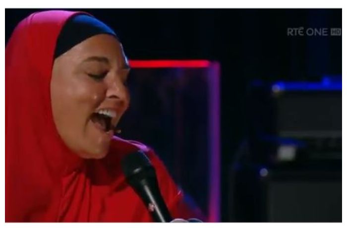 Memeluk agama Islam, penyanyi Sinead O'Connor muncul dengan memakai jilbab  