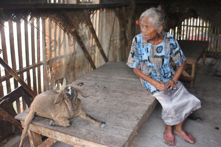 Icih (70), lansia asal Karawang saat disambangi di rumahnya Sabtu (7/9/2019).