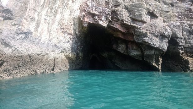 Salah satu gua rahasia yang ada di bawah Berry Head.
