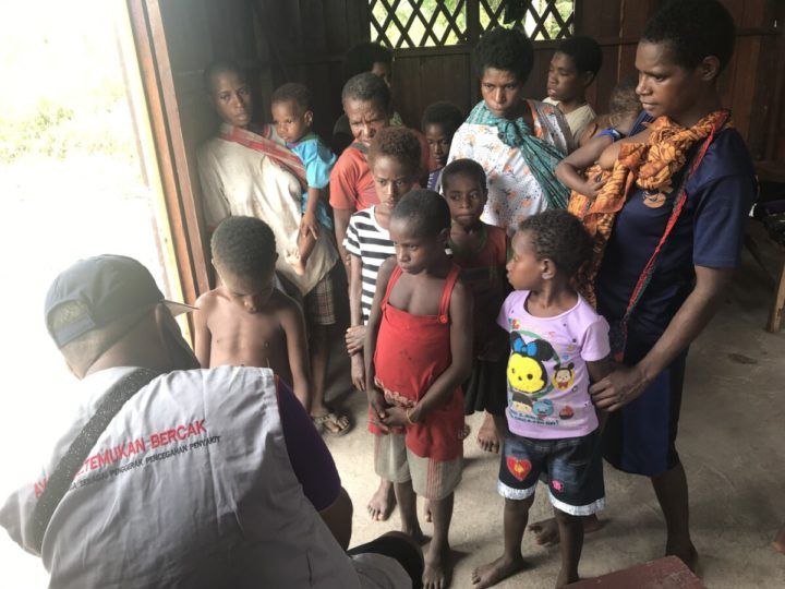 Staf dari Litbang Kesehatan Papua tengah memeriksa anak-anak di Kampung Daikot, Distrik Joutu, Kabupaten Asmat, Rabu (14/8). Penderita kusta dan terduga kusta di kampung ini di atas 70 persen, sebagian di antaranya anak-anak. 