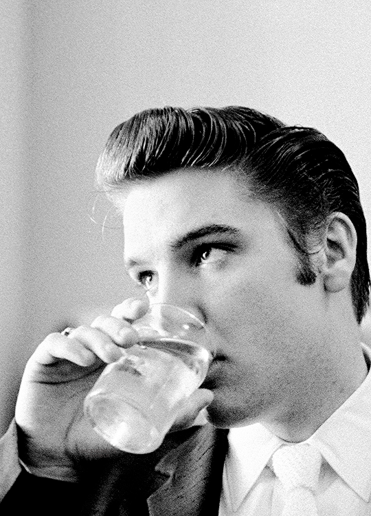 Ilustrasi Elvis Presley yang sedang minum.