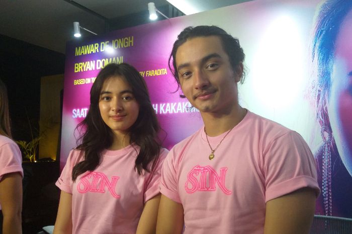 Ungkap Rasa Deg Degan Bryan Domani Ngaku Suka Wajah Mawar De Jongh Di Poster Film Sin Semua Halaman Grid Id