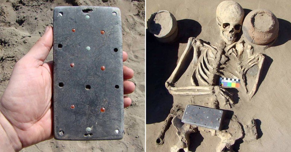 Para Arkeolog Rusia terkejut karena menemukan sebuah 'iPhone' diantara tulang belulang seorang wanita yang diperkirakan berusia lebih dari 2000 tahun