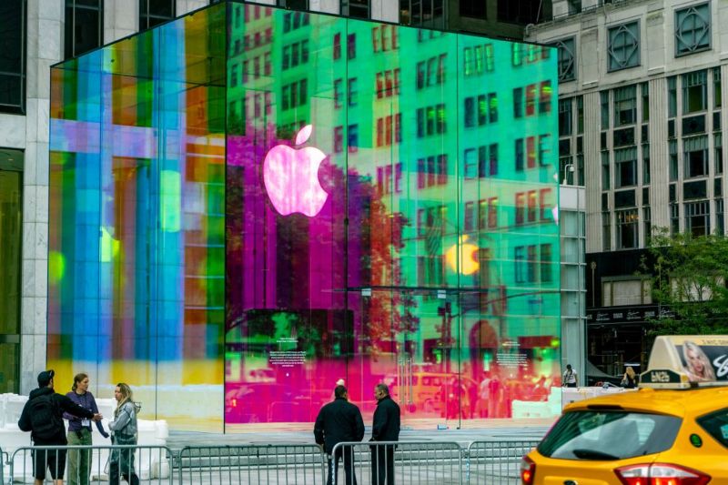 Apple Store Fifth Avenue, New York yang sedang direnovasi
