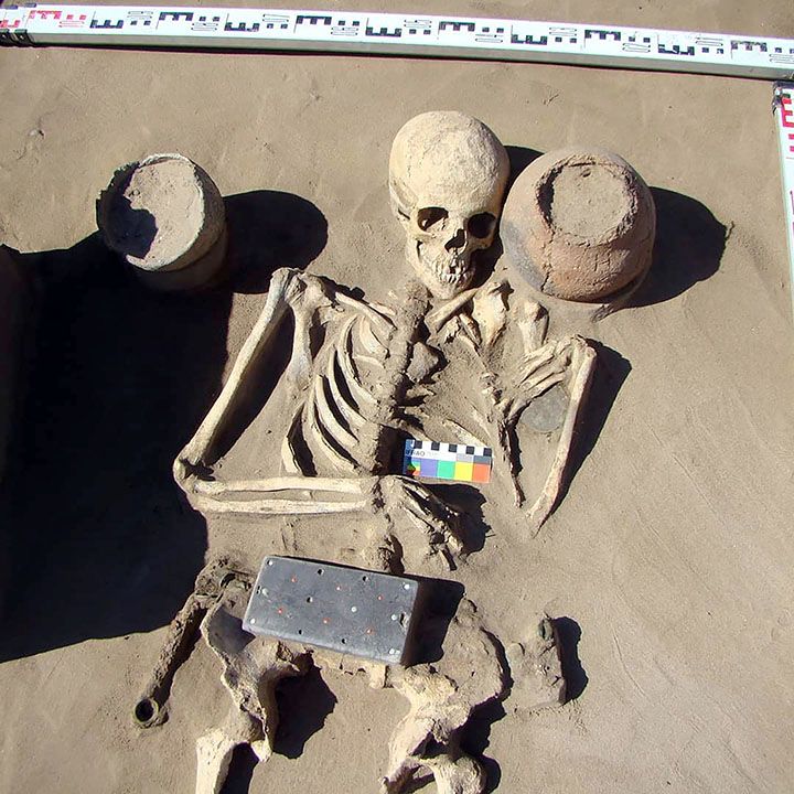 Gali Makam Kuno, Arkeolog Temukan 'iPhone' Berusia 2000 Tahun di Mummy Wanita Fashionista