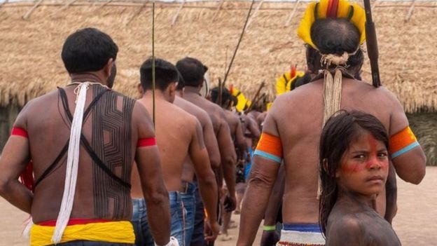 Sebanyak 14 kelompok adat dan empat komunitas yang tinggal di sepanjang tepi Sungai Xingu mengirim perwakilan untuk berembuk dalam forum masyarakat adat. 