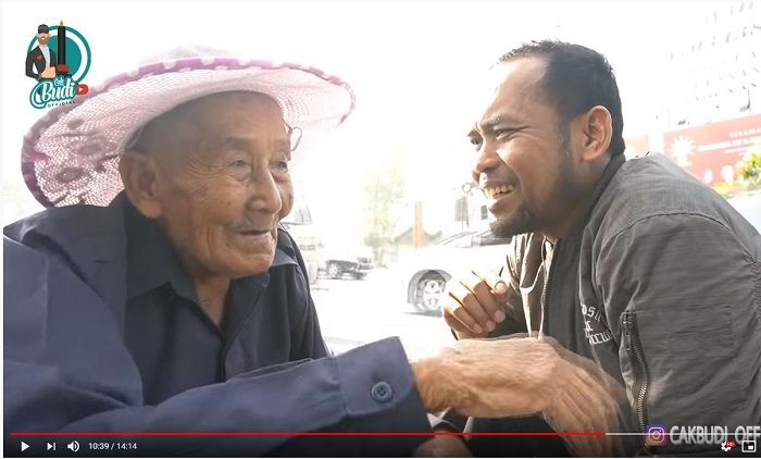 Mbah Waris Ketika ditemui Cak Budi di bawah lampu merah perempatan Panjang Jiwo Surabaya.