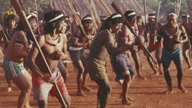 Tarian perang Kayapo diabadikan tahun 1992. 