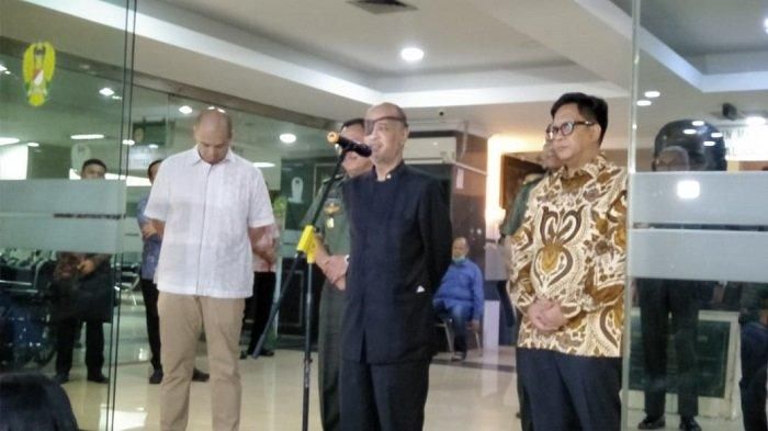 Putra Kedua Presiden ke-3 BJ Habibie, Thareq Kemal memberikan keterangan pers terkait kondisi ayahanda yang kini dirawat di RSPAD, Gatot Subroto, Jakarta Pusat, Selasa (10/9/2019) malam.