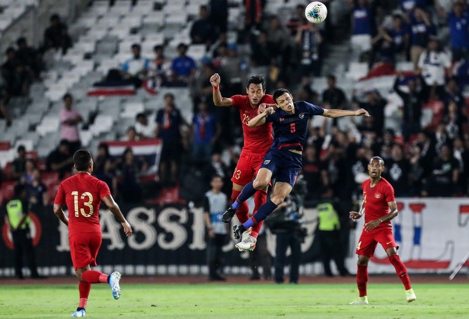 Pesepak bola timnas Indonesia, Hansamu Yama Pranata berebut bola dengan pesepak bola timnas Thailand saat pertandingan Kualifikasi Piala Dunia 2022 Grup G Zona Asia di Stadion Gelora Bung Karno, Senayan, Jakarta, Kamis (10/9/2019). Tim nasional Indonesia menelan kekalahan dari Thailand dengan skor 0