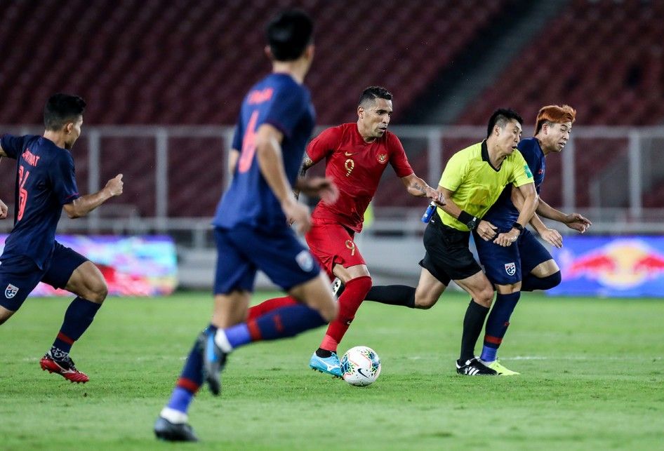 Pesepak bola timnas Indonesia, Alberto Goncalves berebut bola dengan pesepak bola timnas Thailand saat pertandingan Kualifikasi Piala Dunia 2022 Grup G Zona Asia di Stadion Gelora Bung Karno, Senayan, Jakarta, Kamis (10/9/2019). Tim nasional Indonesia menelan kekalahan dari Thailand dengan skor 0-3.