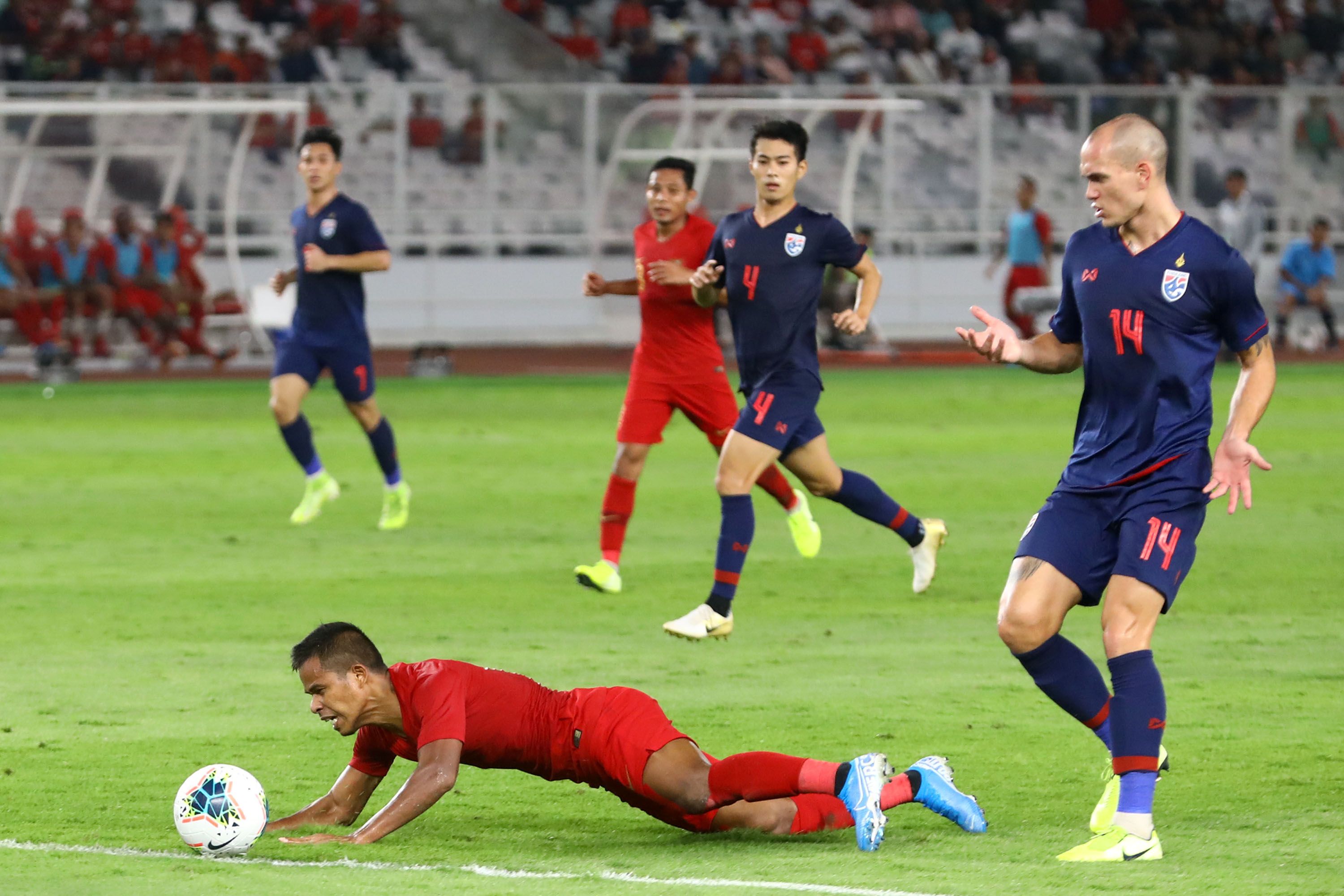 Pemain Timnas Indonesia Manahati Lestusen berebut bola dengan pemain Timnas Thailand pada ajang kualifikasi Piala Dunia Qatar 2022 di Stadion Utama Gelora Bung Karno, Jakarta, Selasa (10/9/2019). Pada pertandingan tersebut Timnas Indonesia dikalahkan Thailand dengan skor 0-3. TRIBUNNEWS/IRWAN RISMAW