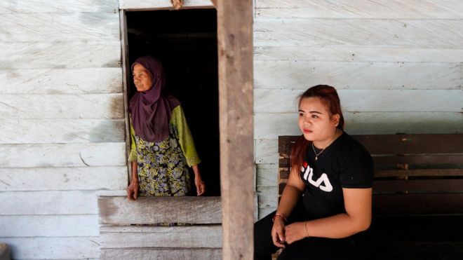 Penajam Paser Utara dihuni komunitas Dayak Paser, transmigran asal Jawa Tengah, dan para pekerja perkebunan sawit. 