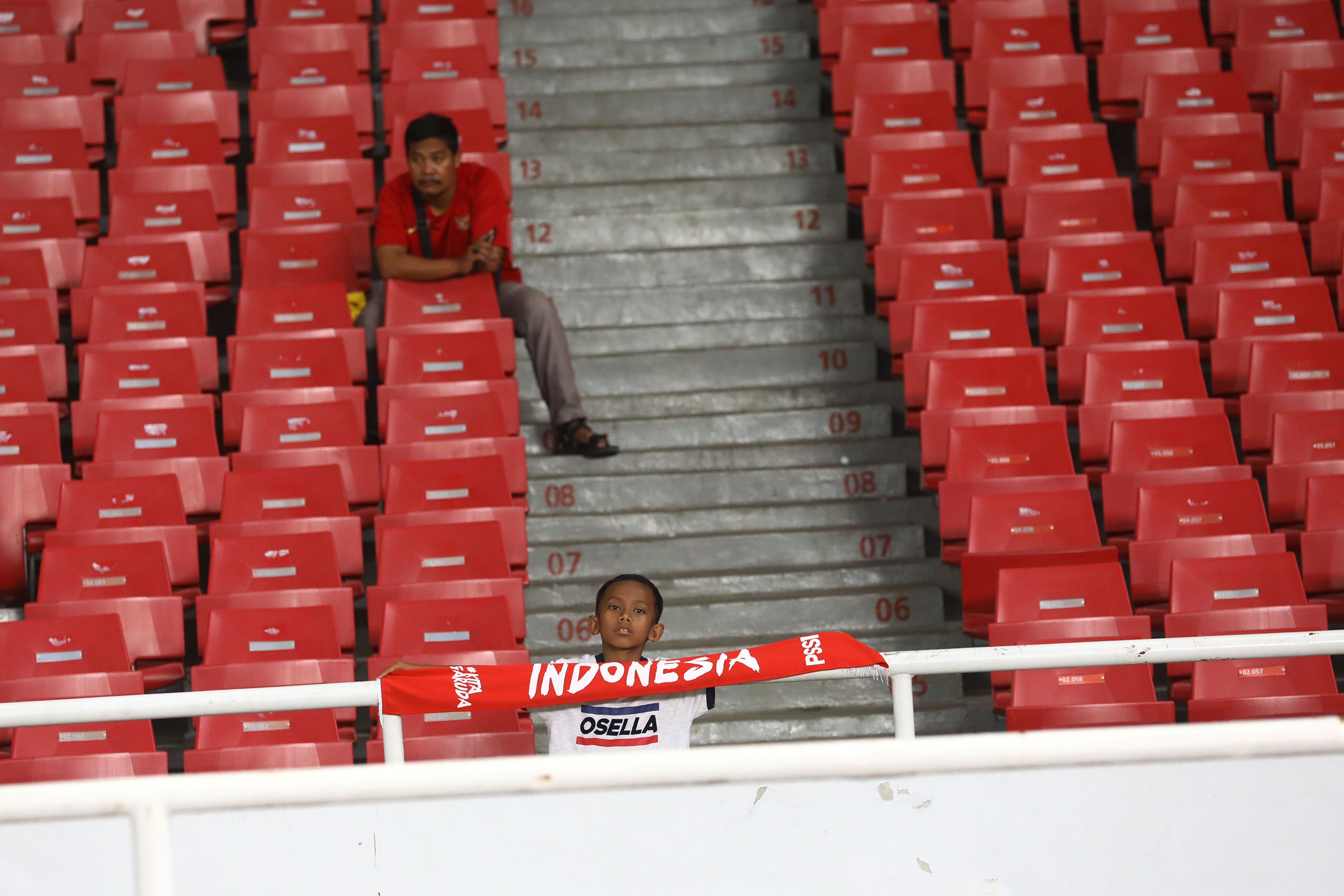 Suasana suporter Indonesia saat Timnas Indonesia melawan Timnas Thailand pada ajang Kualifikasi Piala Dunia Qatar 2022 di Stadion Utama Gelora Bung Karno (SUGBK), Senayan, Jakarta Pusat, Selasa (10/9/2019). Pada pertandingan tersebut Timnas Indonesia kalah telak 0-3 dari Thailand. Tribunnews/Irwan R