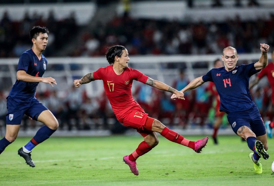 Pesepak bola timnas Indonesia, Irfan bachdim berebut bola dengan pesepak bola timnas Thailand saat pertandingan Kualifikasi Piala Dunia 2022 Grup G Zona Asia di Stadion Gelora Bung Karno, Senayan, Jakarta, Kamis (10/9/2019). Tim nasional Indonesia menelan kekalahan dari Thailand dengan skor 0-3.