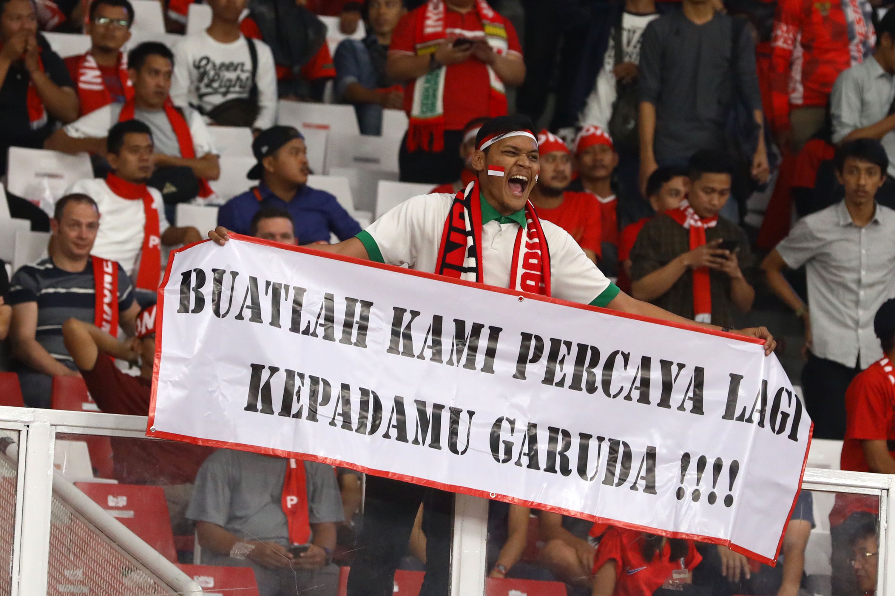 Suasana suporter Indonesia saat Timnas Indonesia melawan Timnas Thailand pada ajang Kualifikasi Piala Dunia Qatar 2022 di Stadion Utama Gelora Bung Karno (SUGBK), Senayan, Jakarta Pusat, Selasa (10/9/2019). Pada pertandingan tersebut Timnas Indonesia kalah telak 0-3 dari Thailand. Tribunnews/Irwan R