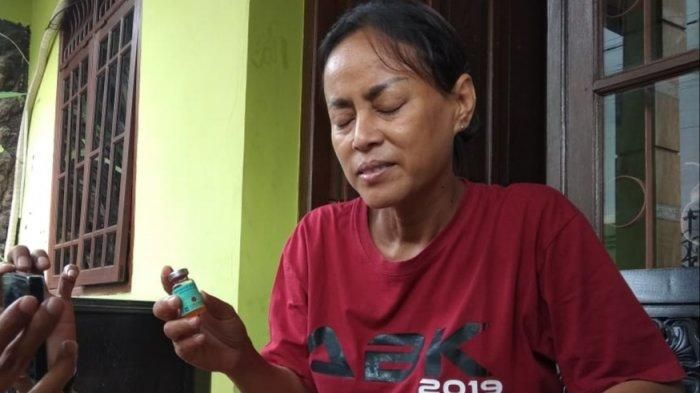 Pasien Nur menunjukan obat kedaluwarsa yang dikonsumsinya ketika dijumpai wartawan di kediamannya, Senin (9/9/2019). 