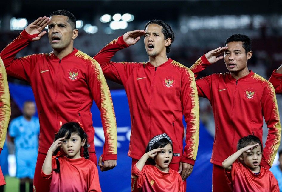 Pesepak bola timnas Indonesia, menyanyikan lagu kebangsaan saat pertandingan Kualifikasi Piala Dunia 2022 Grup G Zona Asia di Stadion Gelora Bung Karno, Senayan, Jakarta, Kamis (10/9/2019). Tim nasional Indonesia menelan kekalahan dari Thailand dengan skor 0-3.