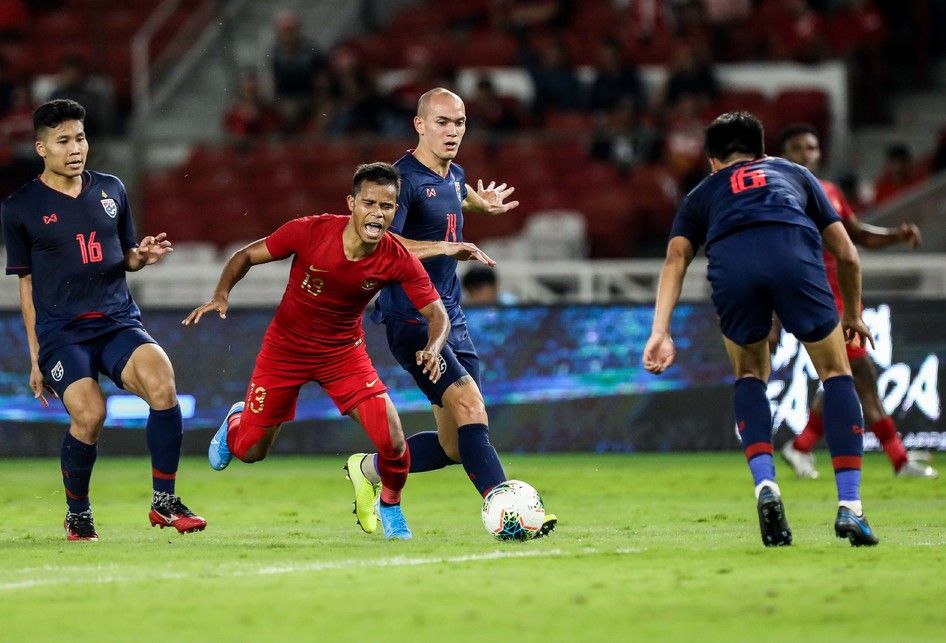 Pesepak bola timnas Indonesia, Manahati Lestusen berebut bola dengan pesepak bola timnas Thailand saat pertandingan Kualifikasi Piala Dunia 2022 Grup G Zona Asia di Stadion Gelora Bung Karno, Senayan, Jakarta, Kamis (10/9/2019). Tim nasional Indonesia menelan kekalahan dari Thailand dengan skor 0-3.