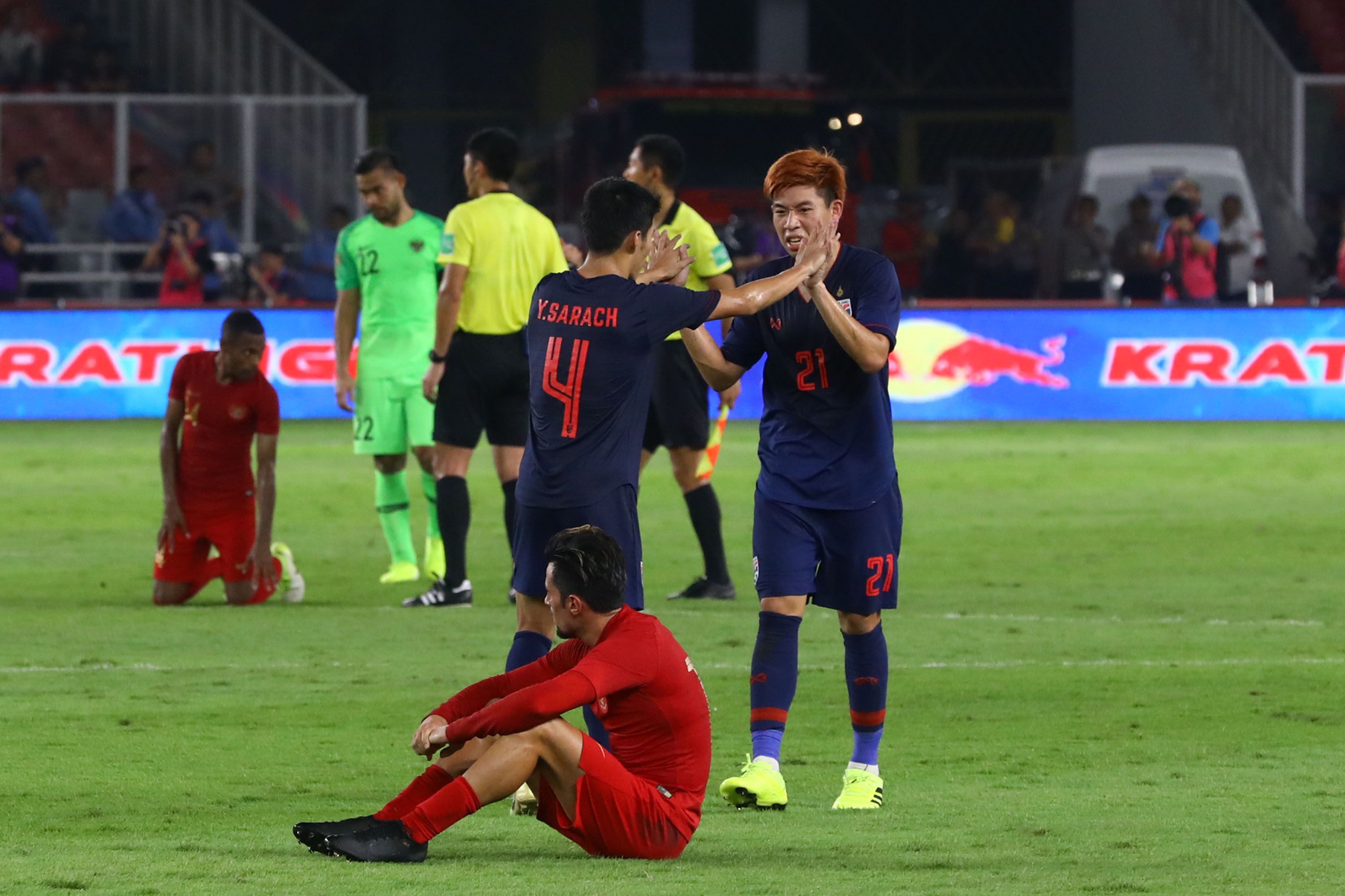 Ekspresi kekecewaan pemain Timnas Indonesia Stefano Lilipaly usai dikalahkan Timnas Thailand pada ajang kualifikasi Piala Dunia Qatar 2022 di Stadion Utama Gelora Bung Karno, Jakarta, Selasa (10/9/2019). Pada pertandingan tersebut Timnas Indonesia dikalahkan Thailand dengan skor 0-3. TRIBUNNEWS/IRWA