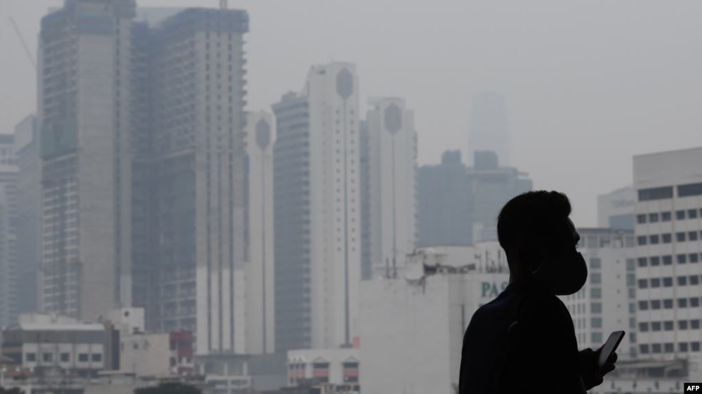 Seorang pria mengenakan masker sementara kabut asap tampak menyelimuti Kuala Lumpur, Malaysia, 10 September 2019.