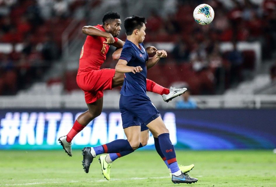 Pesepak bola timnas Indonesia, Osas Ikpefua berebut bola dengan pesepak bola timnas Thailand saat pertandingan Kualifikasi Piala Dunia 2022 Grup G Zona Asia di Stadion Gelora Bung Karno, Senayan, Jakarta, Kamis (10/9/2019). Tim nasional Indonesia menelan kekalahan dari Thailand dengan skor 0-3.